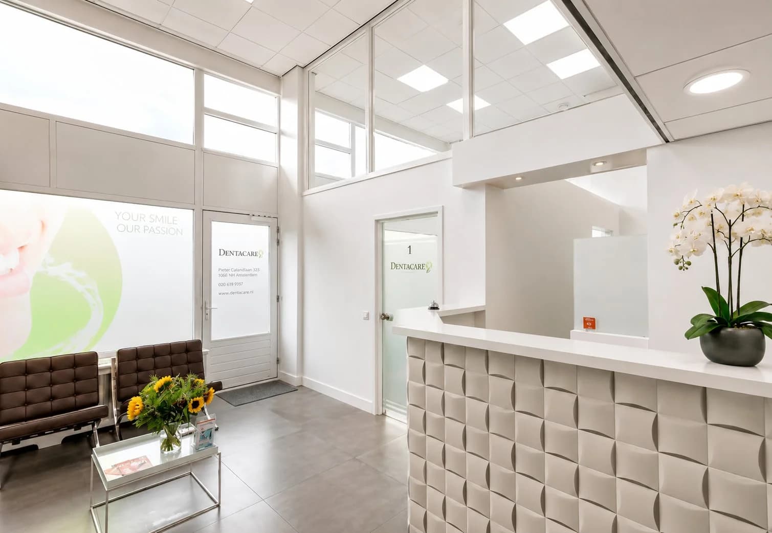 Lichte receptie- en wachtruimte bij Dentacare Osdorp in Amsterdam.